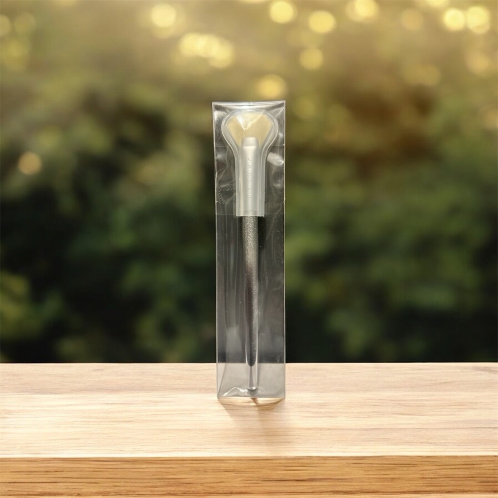 💎 Jaclyn Beaming Light Highlighter Brush